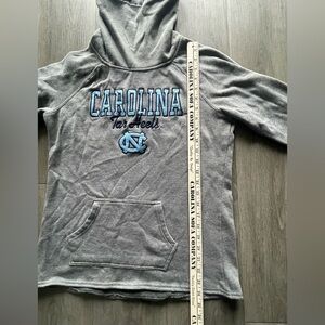 North Carolina Tarheels Colosseum Light Weight Pull Over Hoodie Women’s Medium